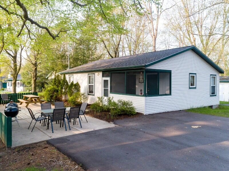 Michigan Cabin Rentals: A cottage-style cabin on Goshorn Lake in Saugatuck, Michigan.